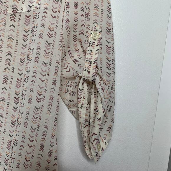 3/$20 Maurices women's cream arrow print v-neck long sleeve blouse top Small - Picture 6 of 7
